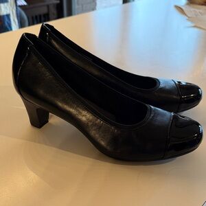 Women’s Rockport Dress Shoe with 2 inch Heel. Size 11 medium width